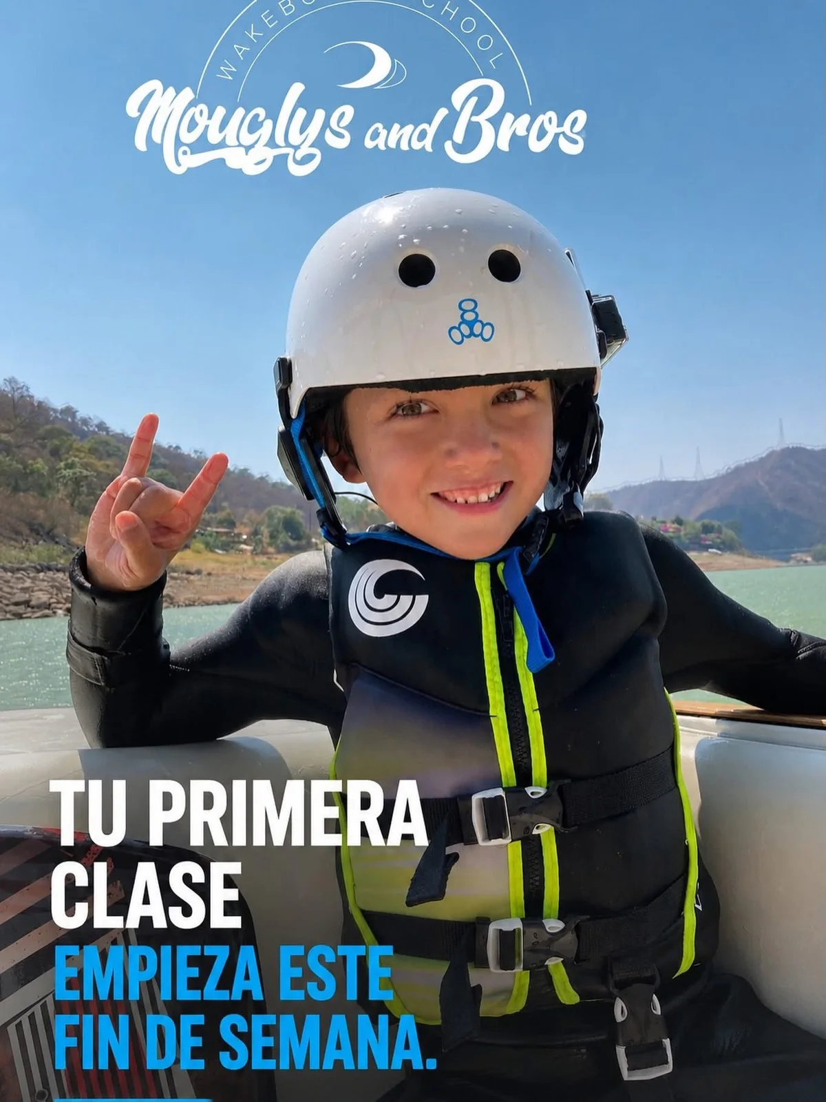 Niño equipado para una clase de wakeboard